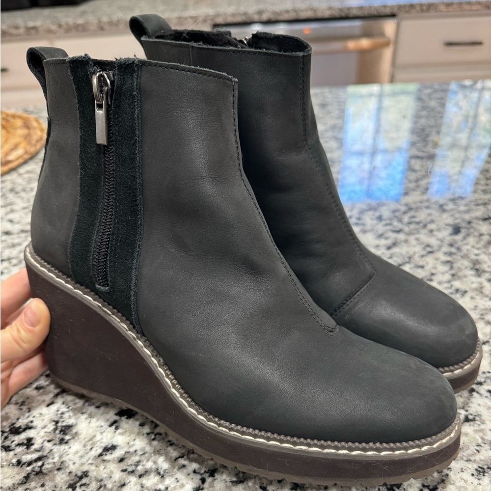 Tom’s wedge bootie in black size 7.5.